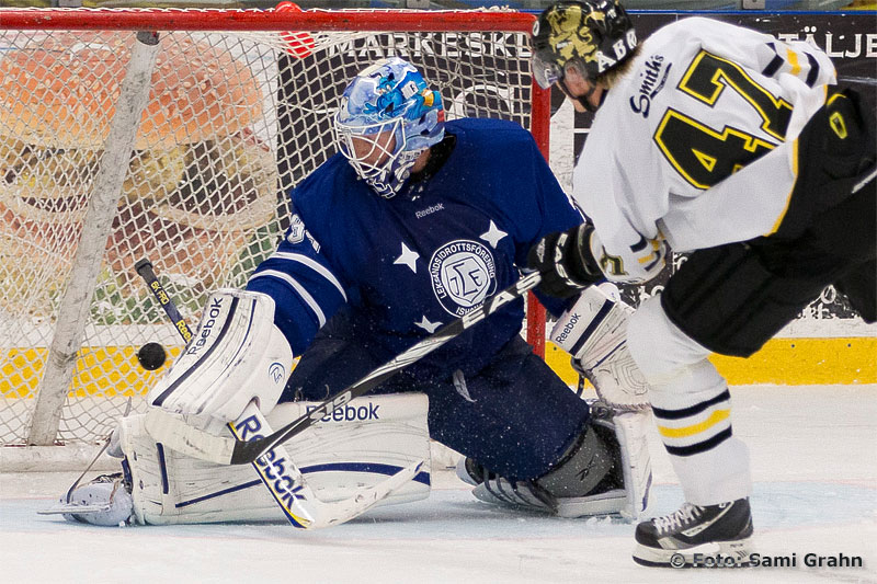 Straffmål av AIK 47 Esa Pirnes bakom Leksand 34 Erik Hanses