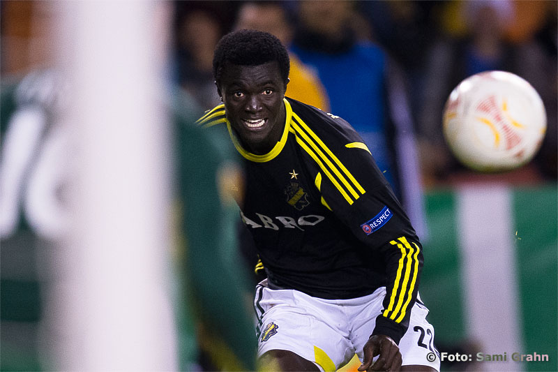 AIK 22 Kwame Amponsah Karikari ser bollen gå utanför