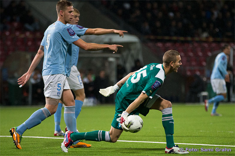 Malmö 5 Pontus Jansson pekar ut riktningen för 25 målvakt Robin Olsen