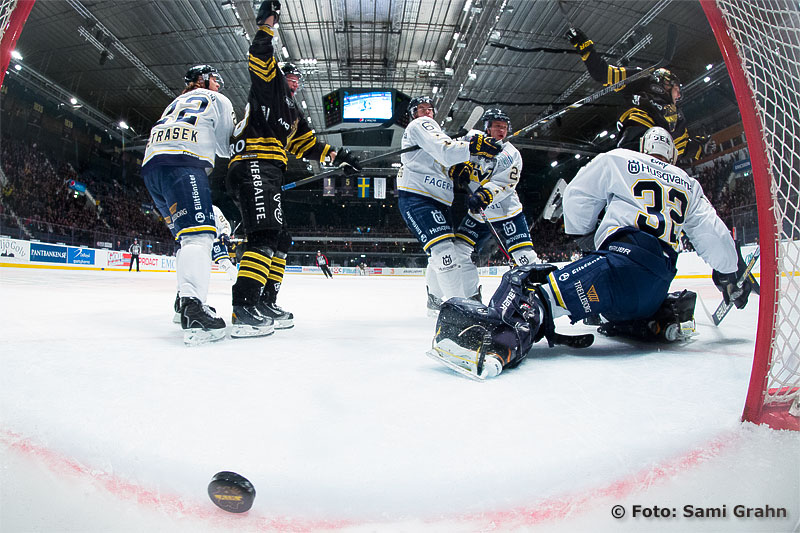 Matchens första mål av AIK 46 Nicklas Jensen bakom HV71 32 Gustaf Wesslau