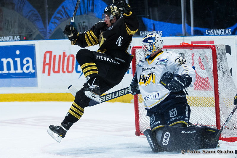 HV71 32 Gustaf Wesslau bjuder AIK 27 Edgars Klavins på en flygtur