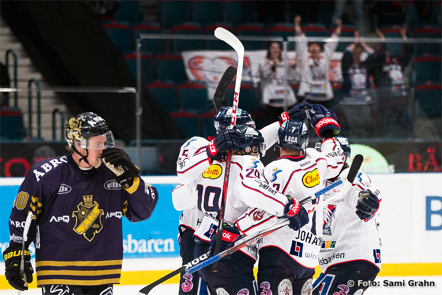 Målskytten Linköping 29 Erik Lindhagen gratuleras