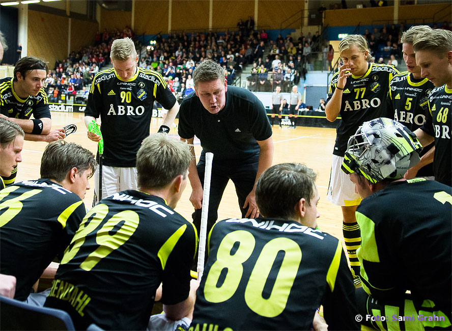 Janne Gustafsson under en timeout. Efter matchen tar han själv timeout från innebandy...