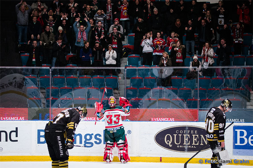 Frölunda målvakt Julius Hudacek tackar klacken på läktaren