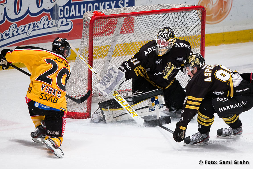 AIK Christopher Aspeqvist hjälper målvakt Daniel Larsson avvärja skott från Luleå Joonas Vihko