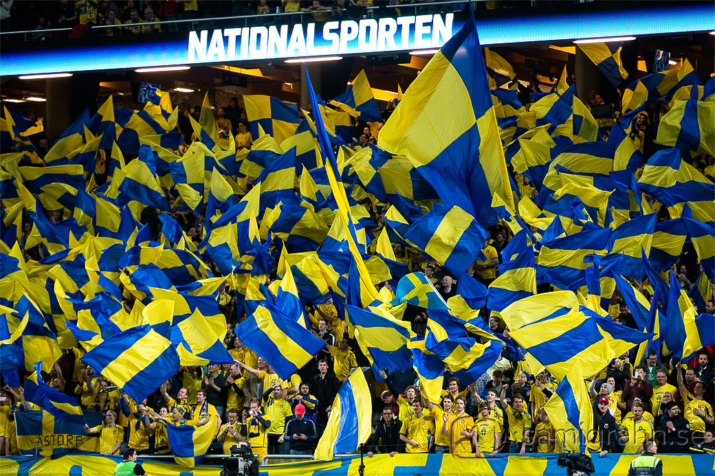 Den svenska klacken på Södra Stå före matchen