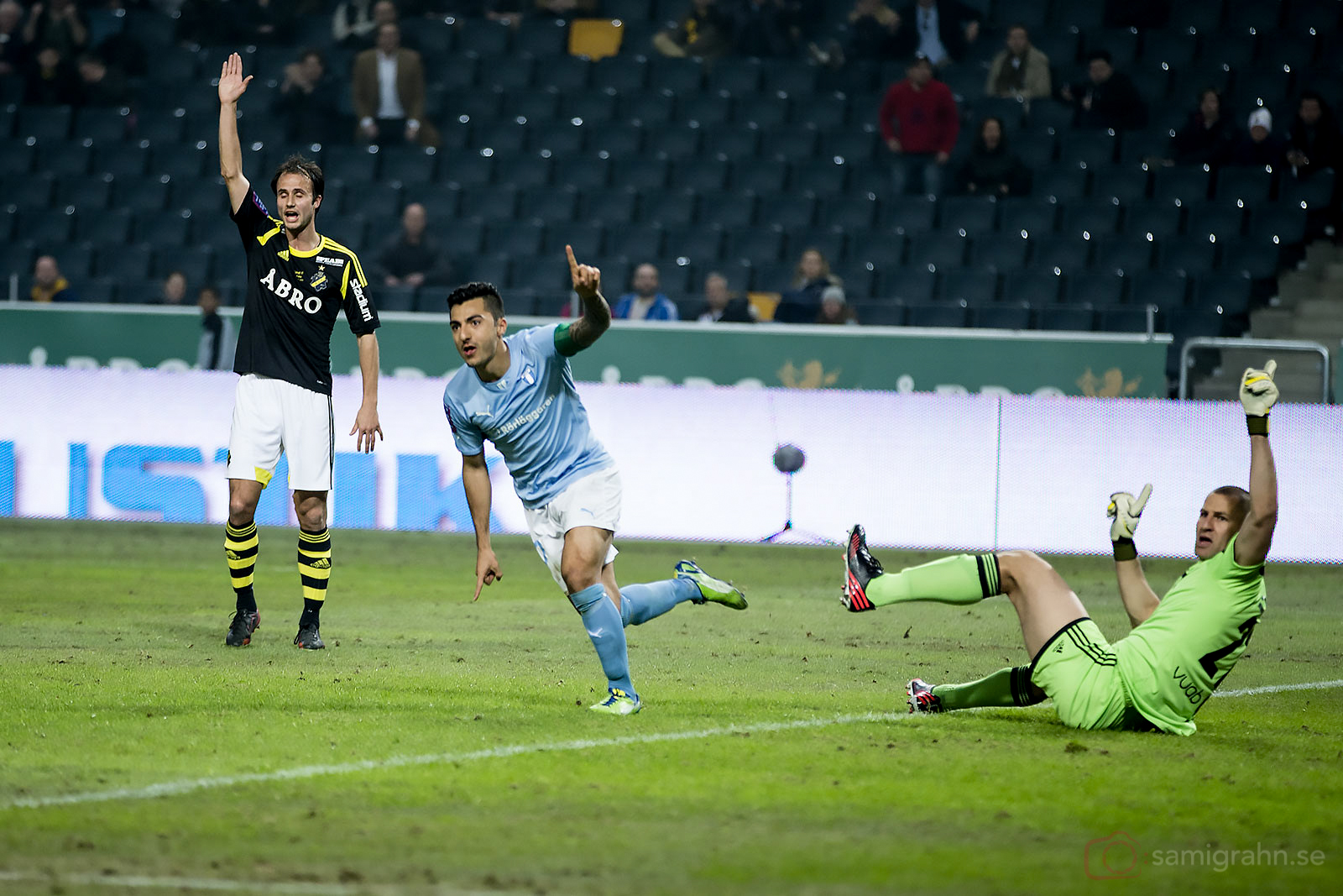 Malmö Jiloan Hamad jublar efter första målet på Friends Arena, AIK Helgi Danielsson Daníelsson och Ivan Turina tycker att det var offside