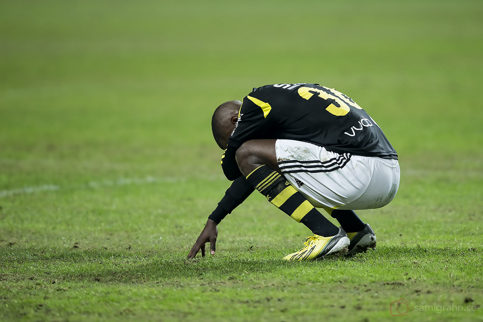 AIK Henok Goitom deppar på naturgräset efter förlusten mot Malmö på Friends Arena