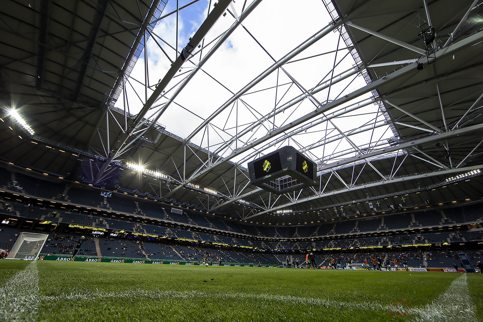 Friends Arena på insidan när taket är öppet