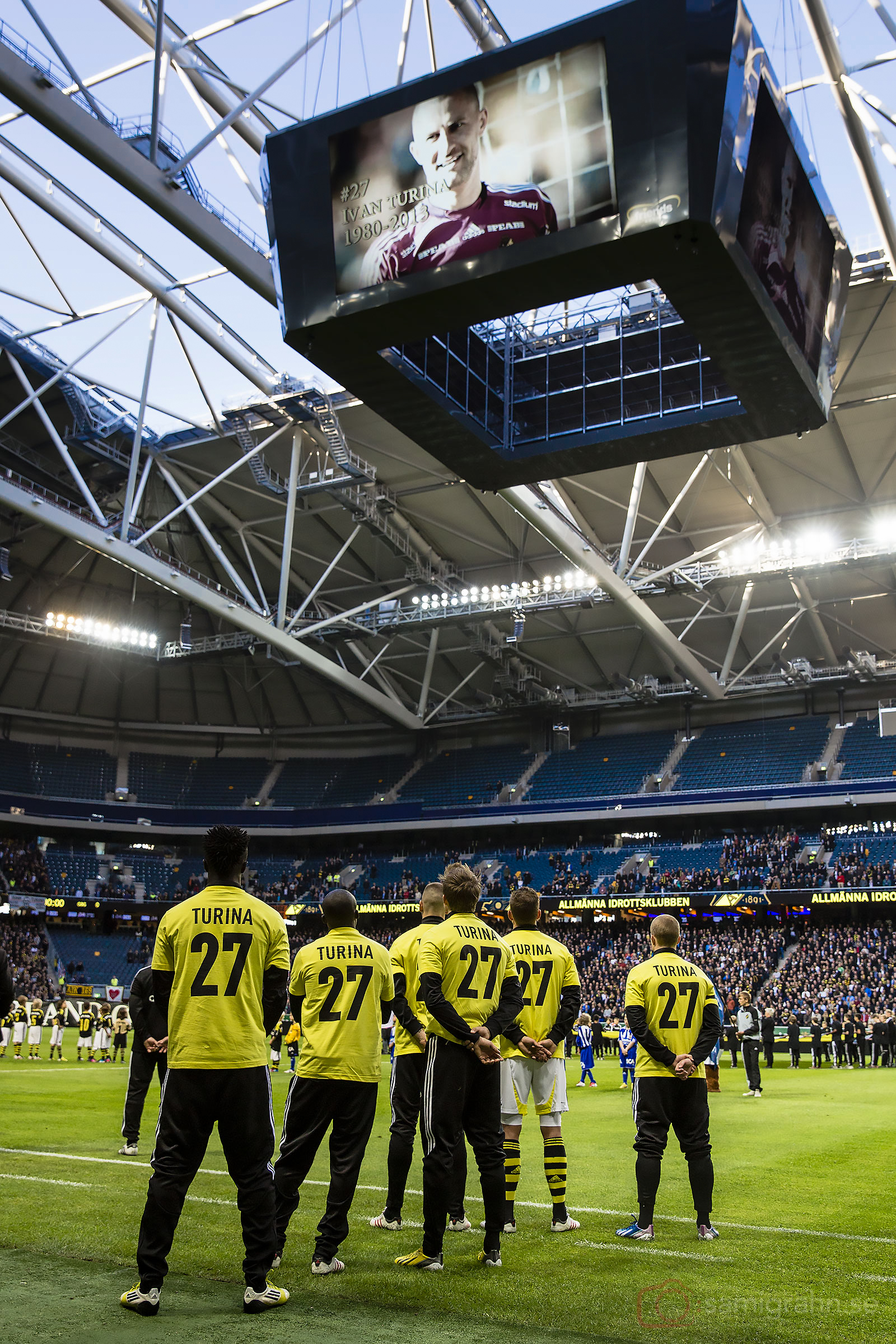 En leende Ivan Turina tittar ned på åskådarna från jumbotronen på Friends Arena