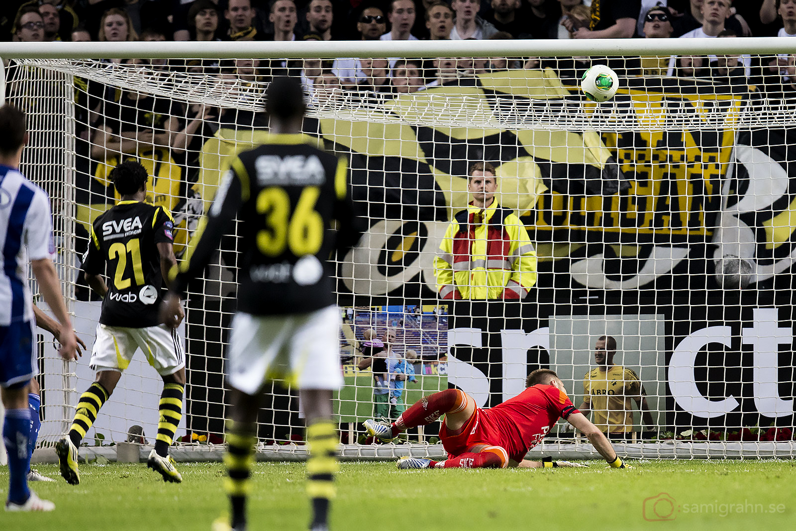 AIK Kennedy Igboananike och Henok Goitom ser på när bollen går i mål av Martin Mutumba bakom IFK Göteborg målvakt John Alvbåge