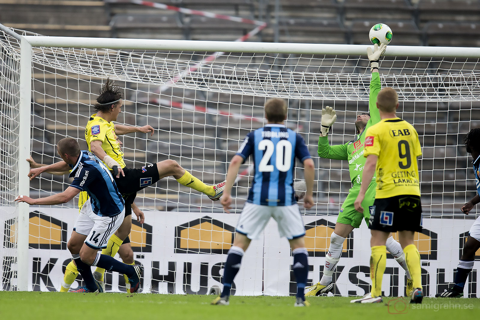 Halmstad målvakt Stojan Lukic tippar ut bollen