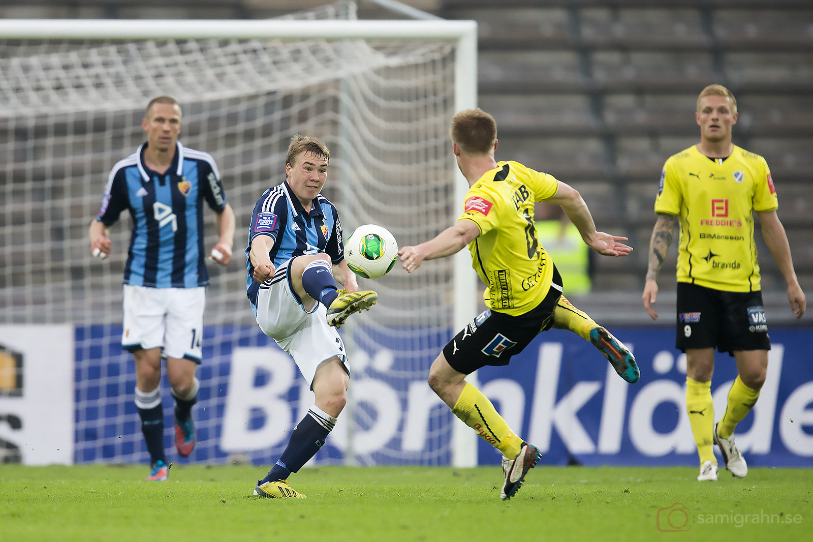 Djurgården Simon Tibbling och Halmstad Andreas Landgren 