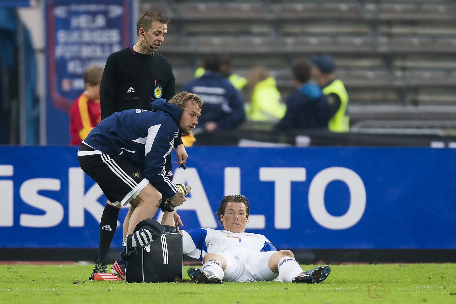 Djurgården målvakt Kenneth Höie ser lite groggy ut