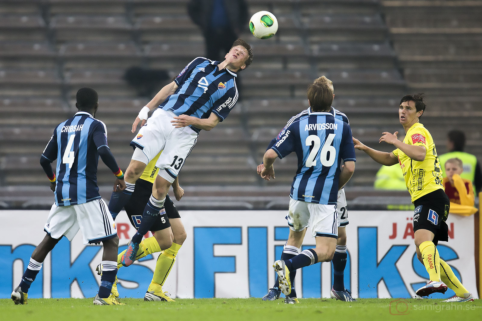 Djurgården Emil Bergström blundar när han nickar