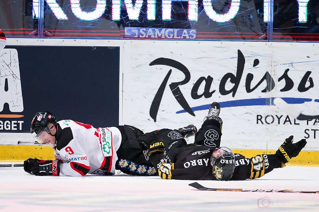 AIK Oscar Steen skadas i närkontakt med Malmö Frederik Storm 