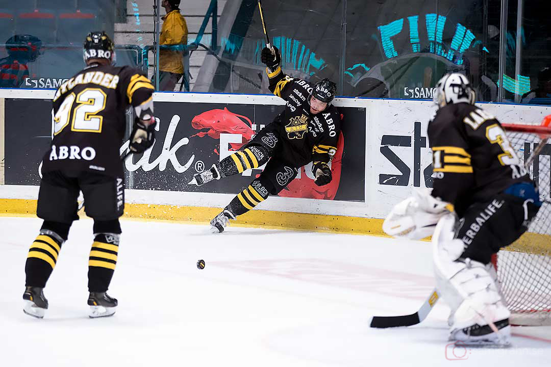 AIK Michael Nylander och målvakt Daniel Larsson ser på när Derek Joslin faller på egen hand