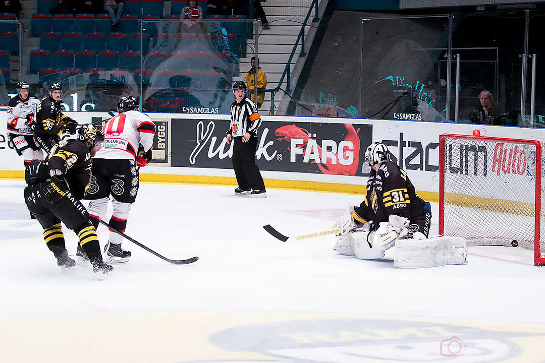 Mål av Malmö Robin Alvarez bakom AIK målvakt Daniel Larsson