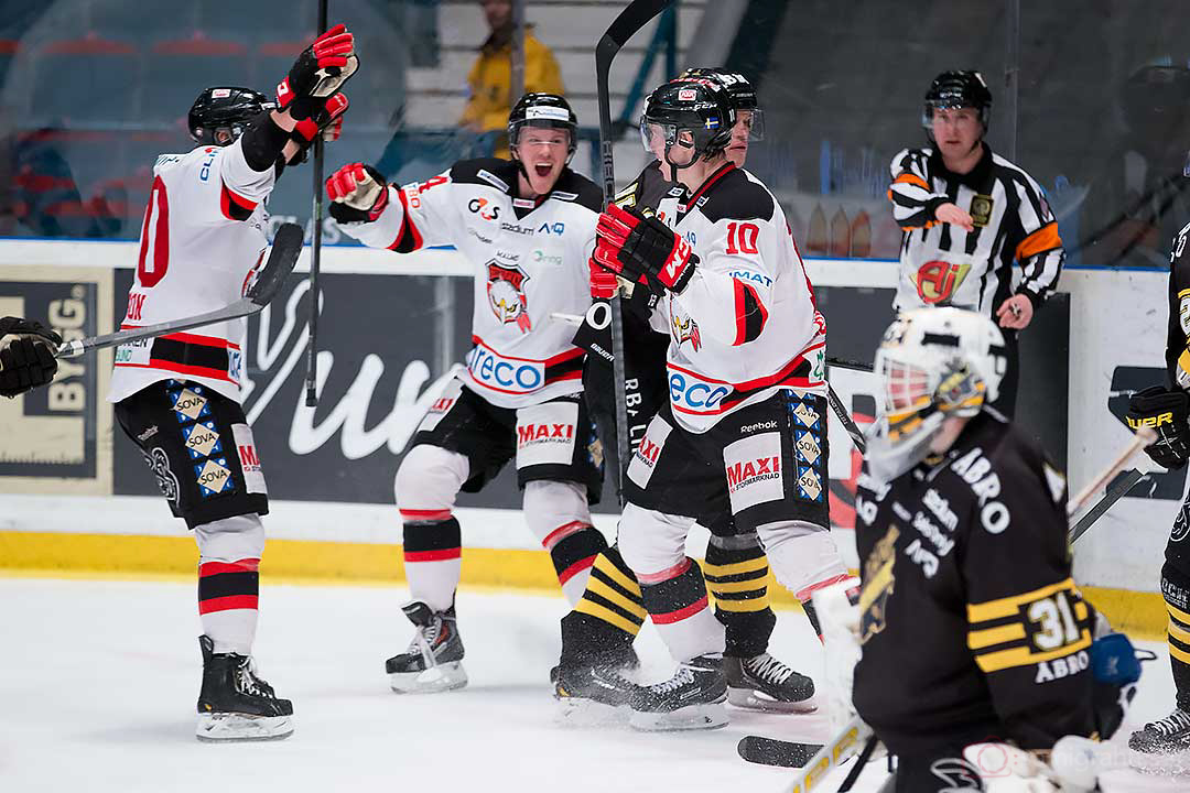 Jubel efter mål av Malmö Robin Alvarez, gratuleras av Mattias Persson, Brian Ihnacak