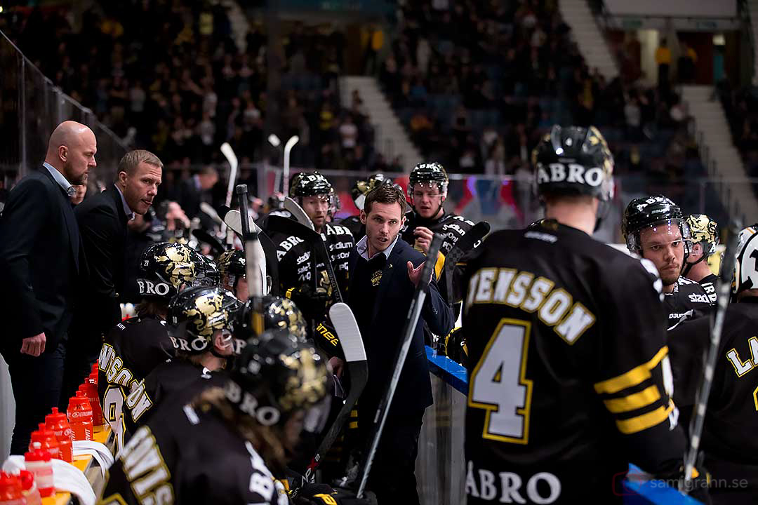 AIK tränare Mattias Norström, Mats Lindgren och Daniel Rudslätt manar på spelarna