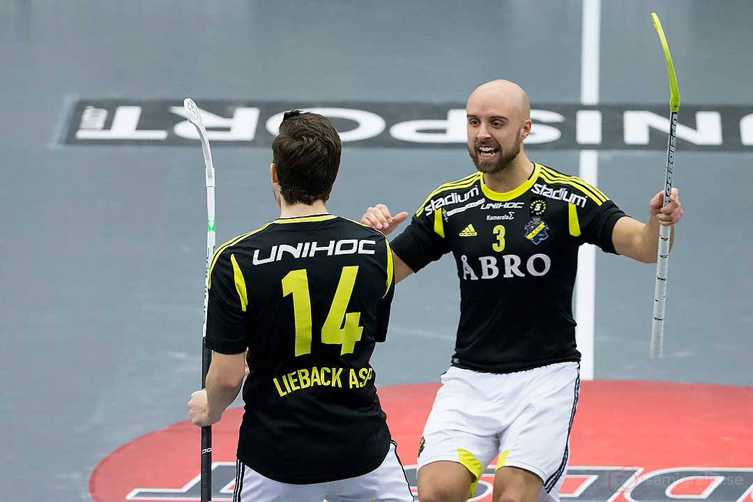 Mål av AIK Kevin Lieback Asp som gratuleras av Alexander Egebrant 