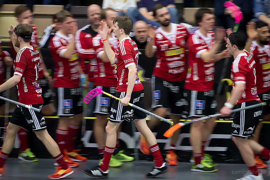 Målskytt Storvreta Mattias Samuelsson gratuleras av lagkamrater