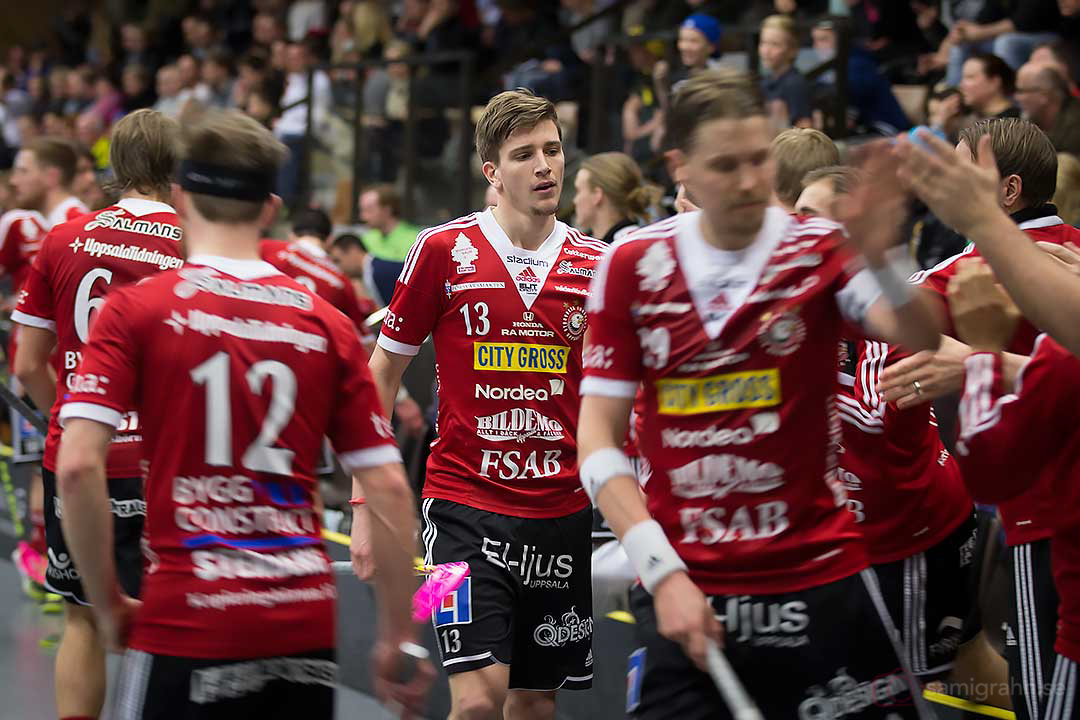 Målskytten Storvreta Mattias Samuelsson gratuleras av lagkamrater  