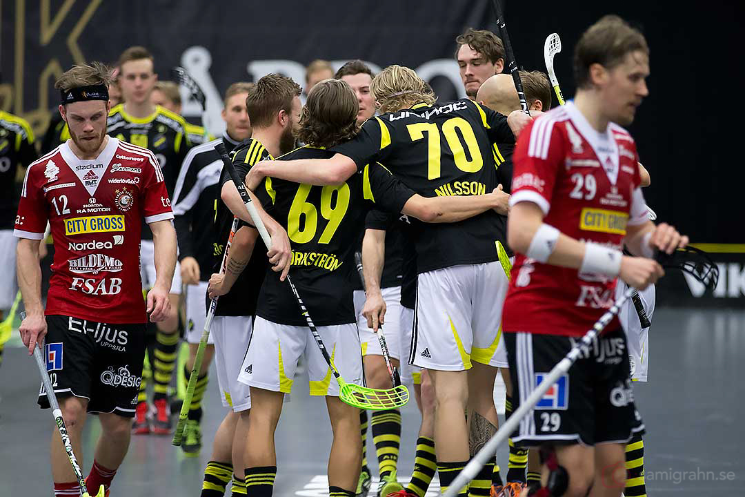 Målskytten AIK Kim Nilsson gratuleras av Kevin Björkström, medan Storvreta Henrik Stenberg och Mika Kohonen deppar