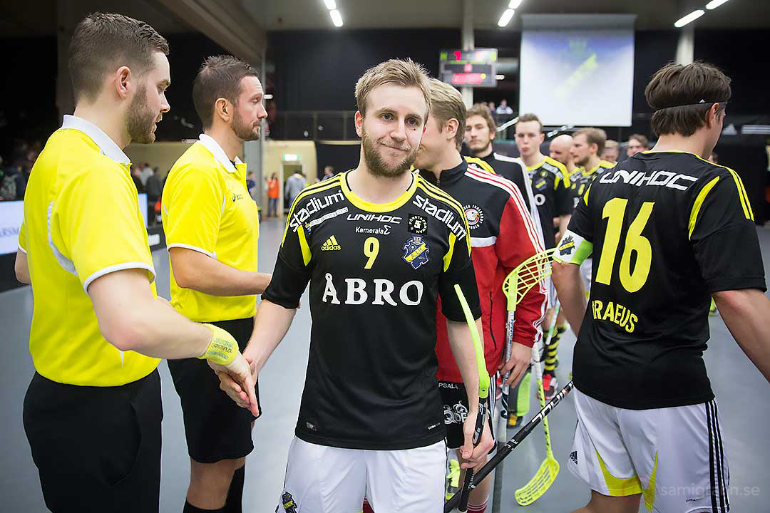 AIK Patrik Hagberg tackar domarna för matchen efter Karl-Johan Iraeus (längst till höger i bild)