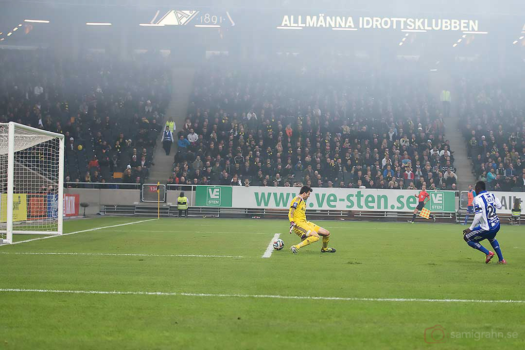 Mål av IFK Göteborg Malick Mané mellan benen på AIK målvakt Kyriakos Stamatopoulos