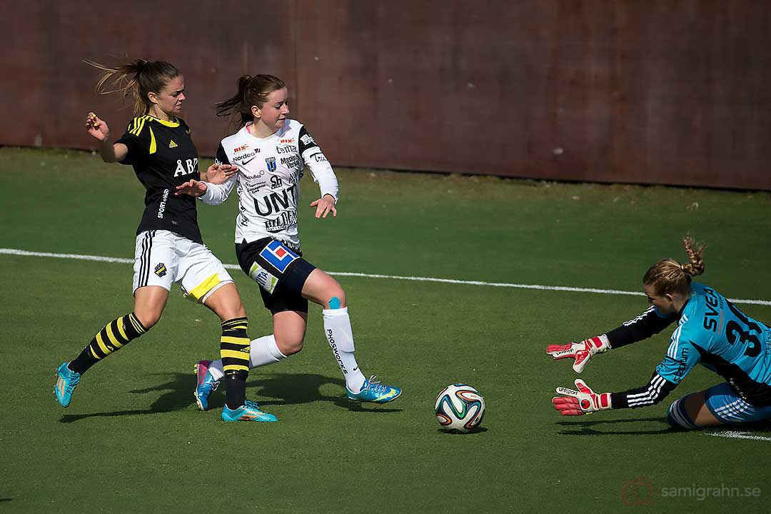 AIK Lisa Petersson, Sirius Tyra Kajgård och AIK målvakt Hilde Gunn Olsen 