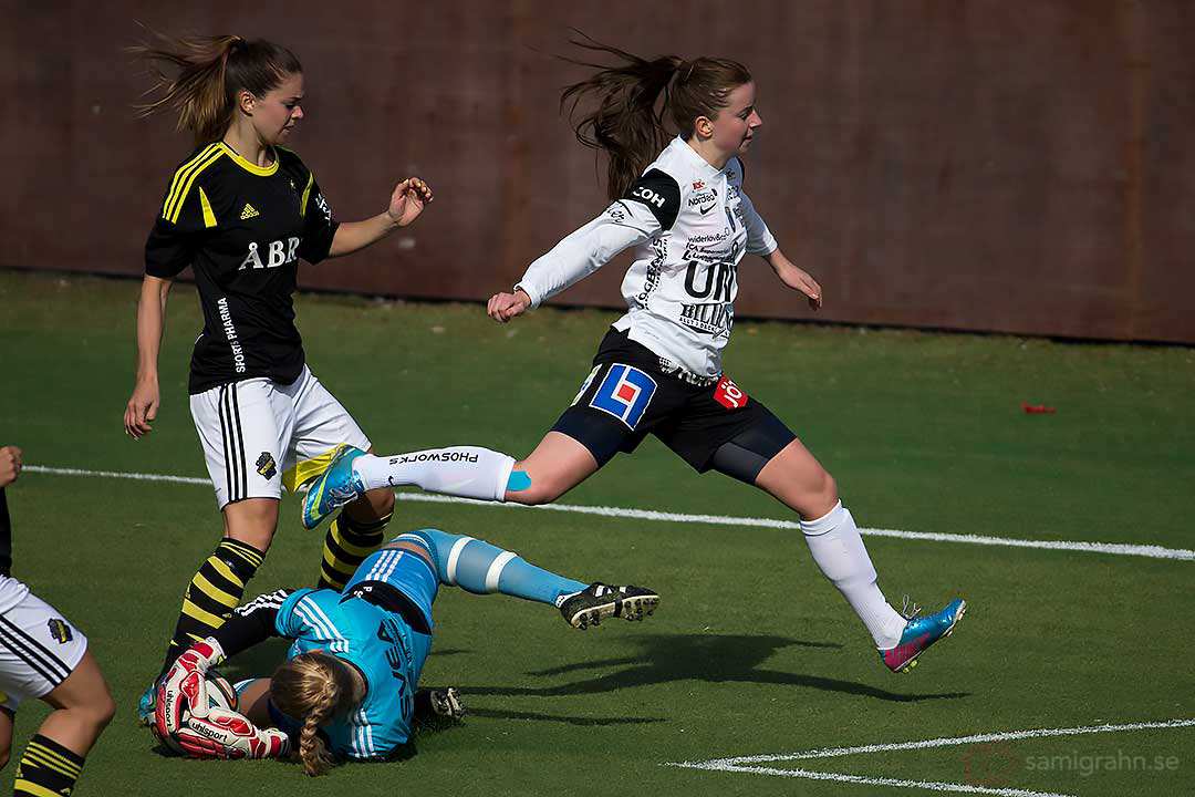AIK Lisa Petersson, Sirius Tyra Kajgård och AIK målvakt Hilde Gunn Olsen 
