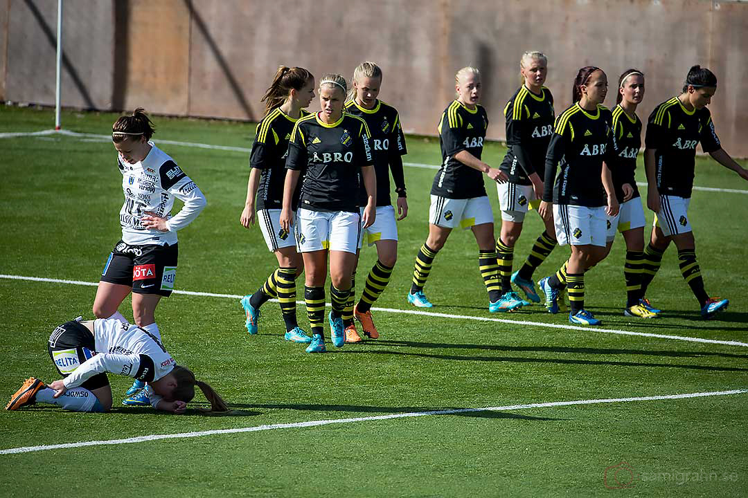 AIK besegrade Sirius med 2-0, liggande på knä Sirius Ingrid Wixner 