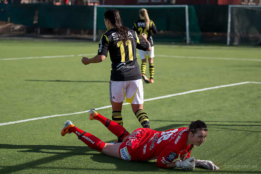 AIK Jessy Sharro och Sirius målvakt Lina Lundqvist 