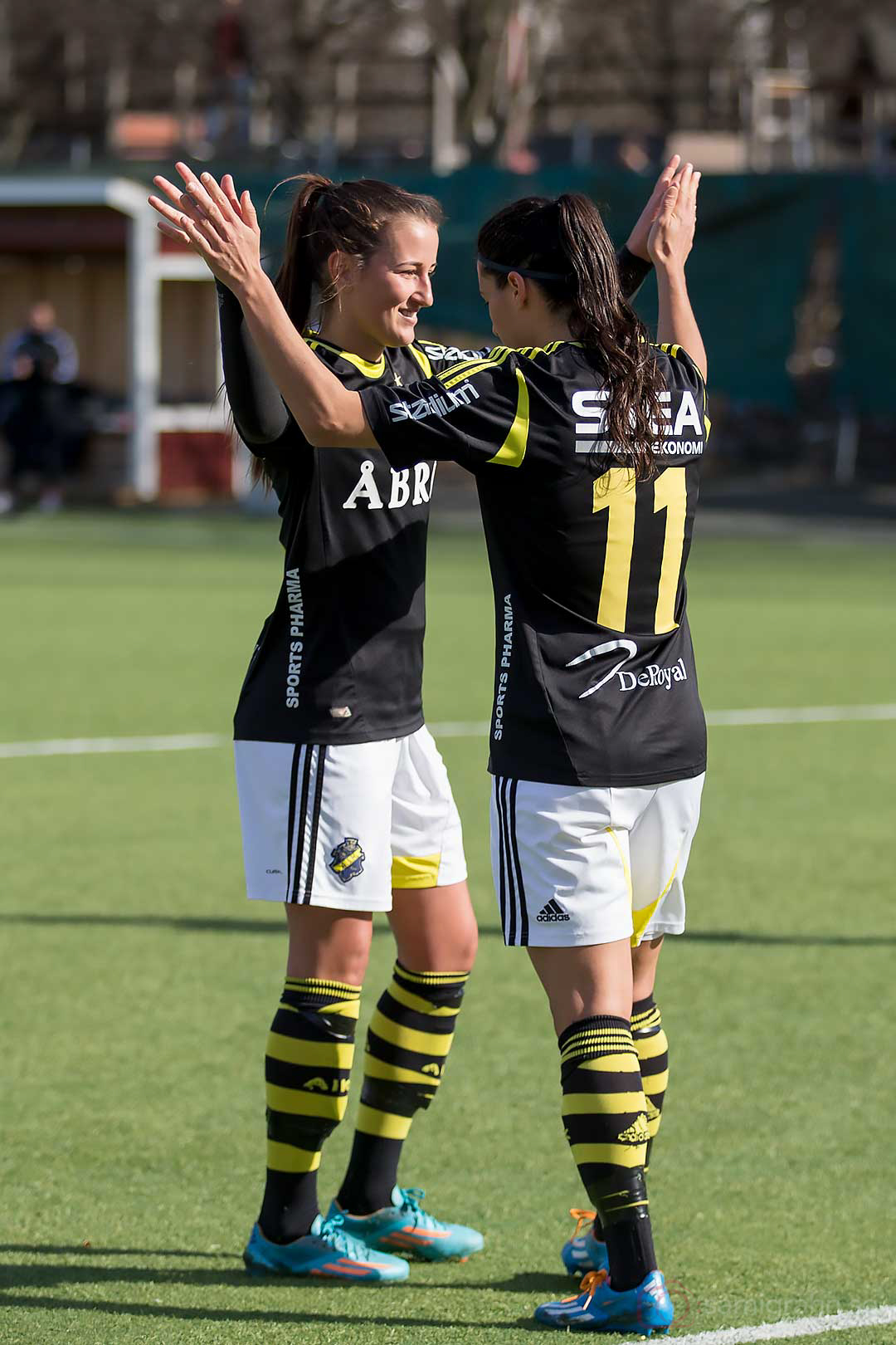 AIK Daniella Novaković gratulerar tvåmålsskytten Jessy Sharro