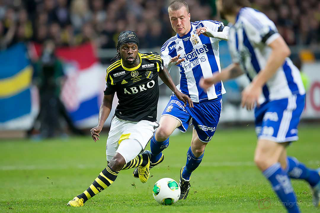 AIK Martin Mutumba snirklar sig förbi IFK Göteborg Jakob Johansson