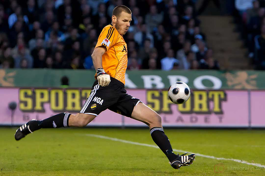 AIK Daniel Öhrlund sparkar ut bollen