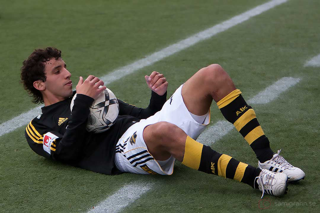 AIK Jorge Ortiz gör situps med boll