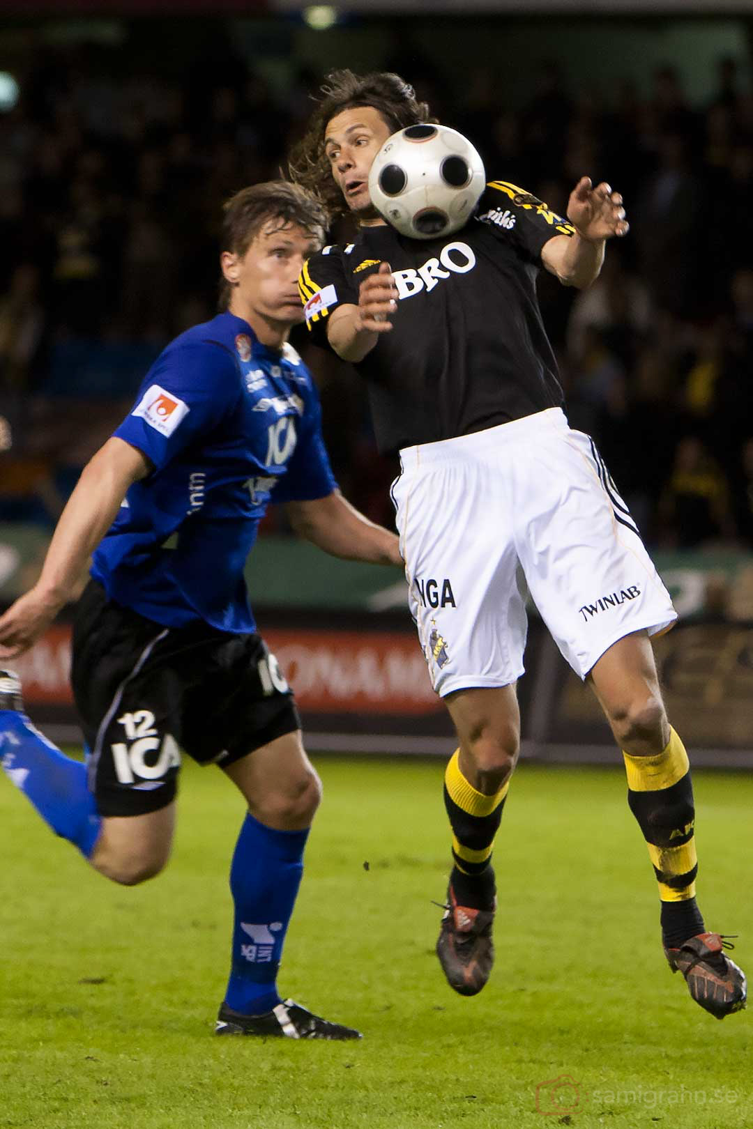 AIK Ivan Obolo bröstar ned bollen