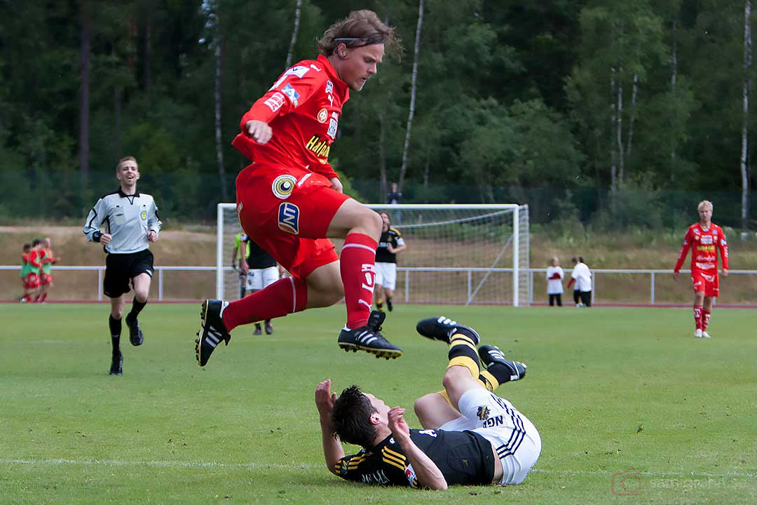 AIK Miran Burgic liggande på gräset