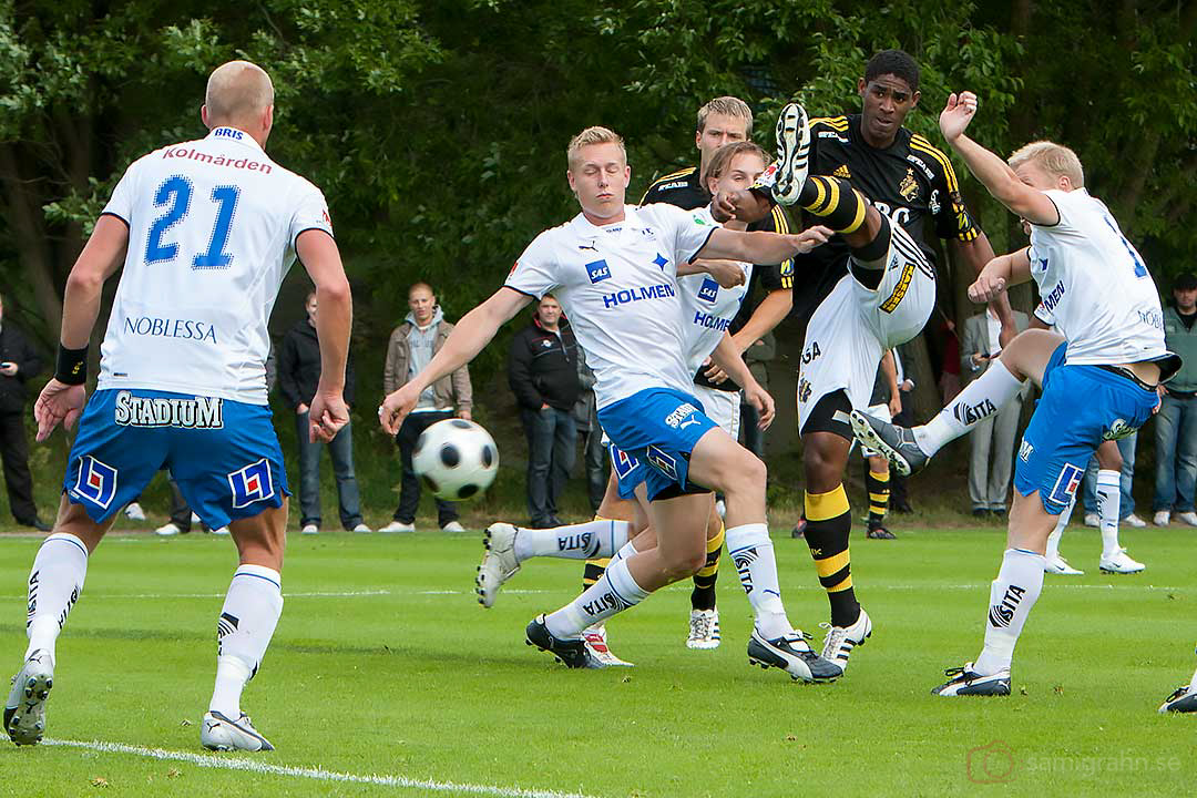 AIK Khari Stephenson tar sig igenom ett trängt läge