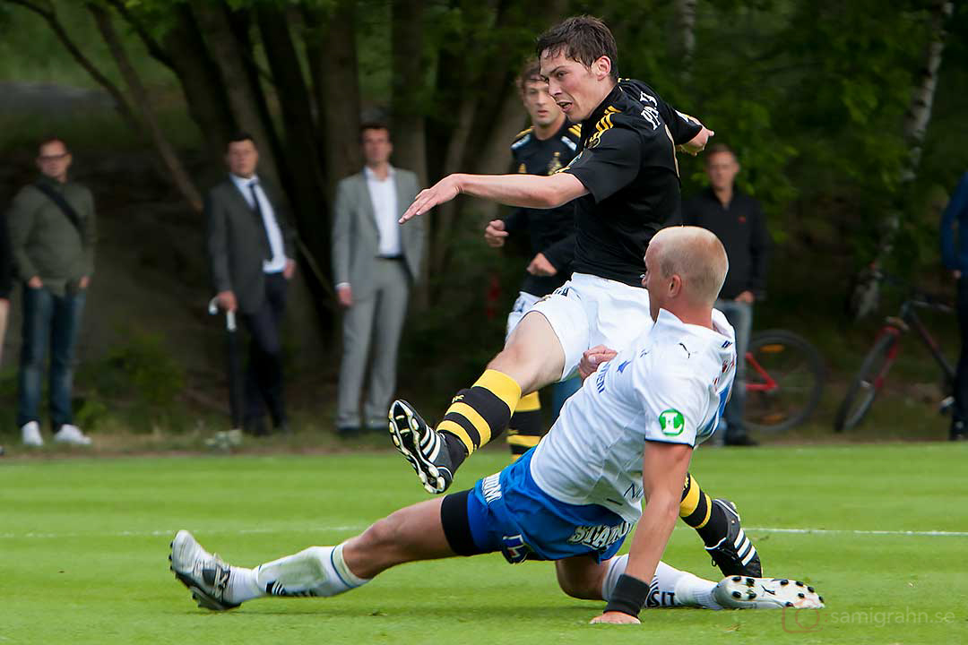 AIK Miran Burgic skjuter i mål