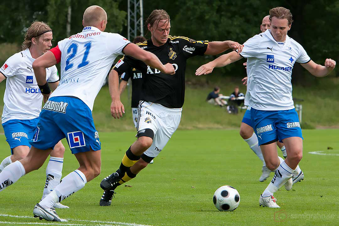 AIK Patrik Bojent passerar Norrköpings försvar