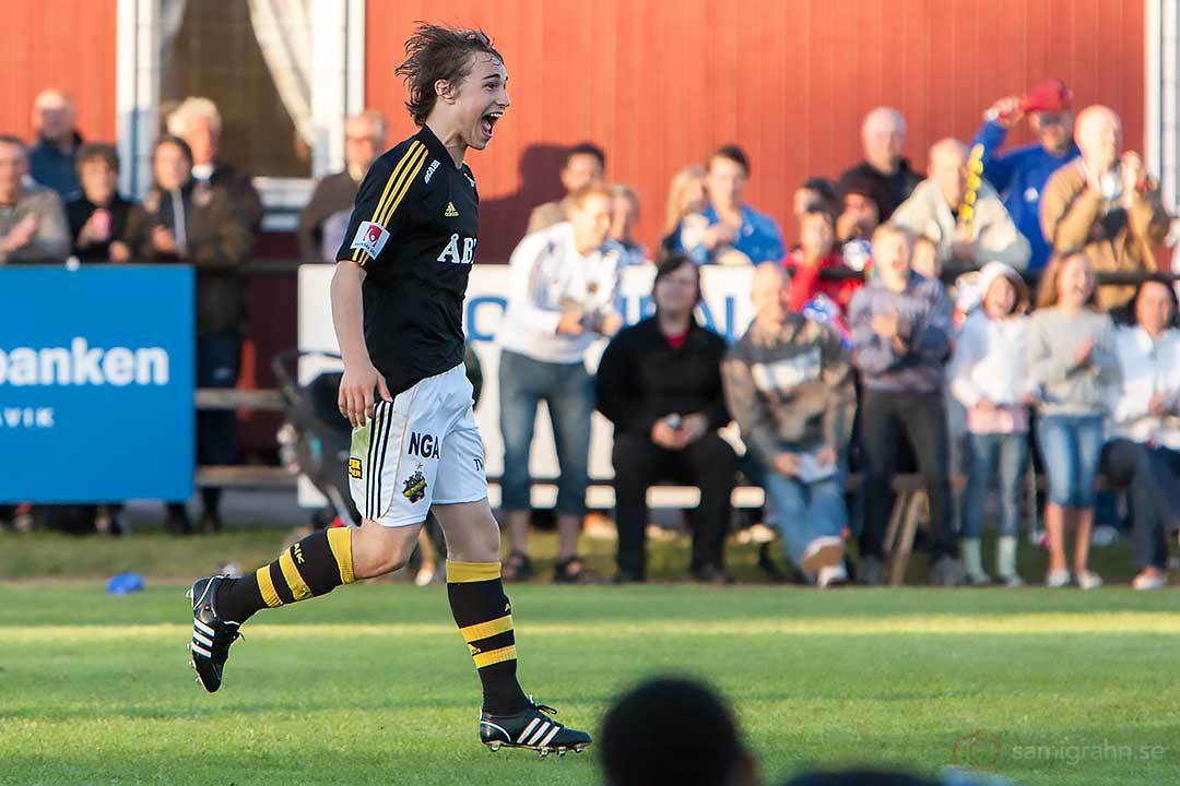 AIK Kevin Walker är glad efter sitt mål