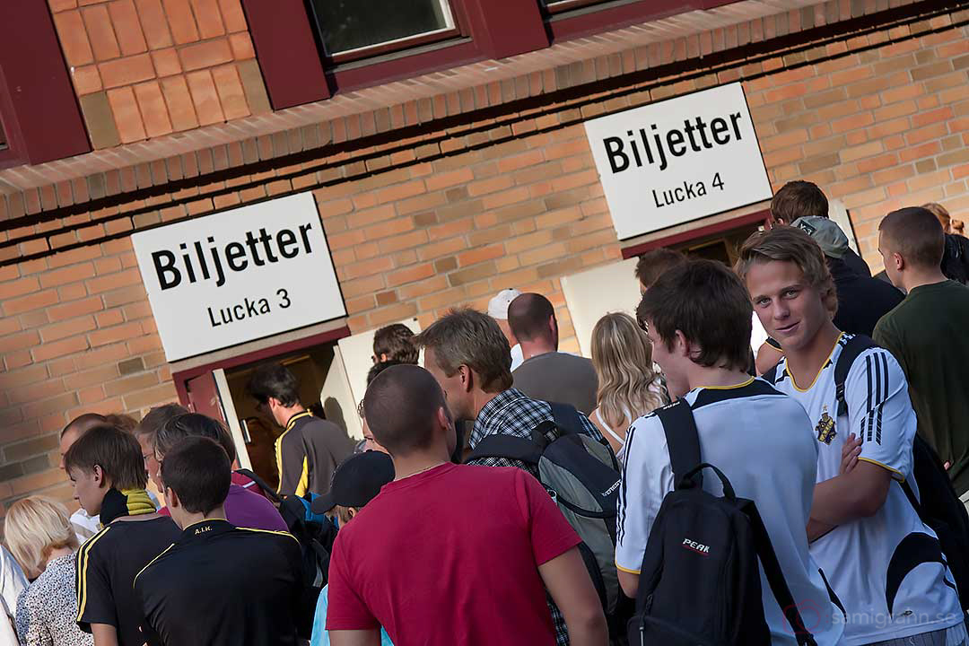 Kö till biljettluckan före match