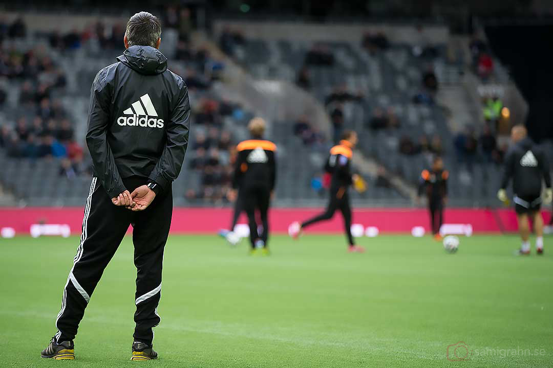 AIK tränare Nebojsa Novakovic övervakar uppvärmningen