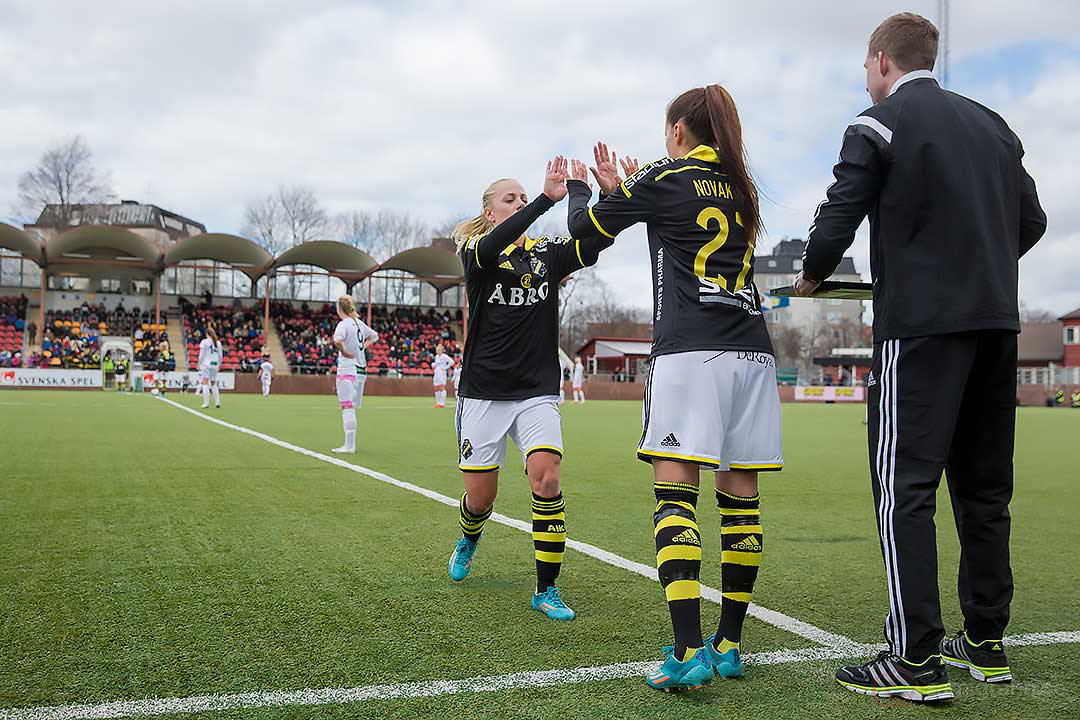 AIK Daniella Novaković debuterar i Damallsvenskan då AIK Sarah Storck lämnar plan