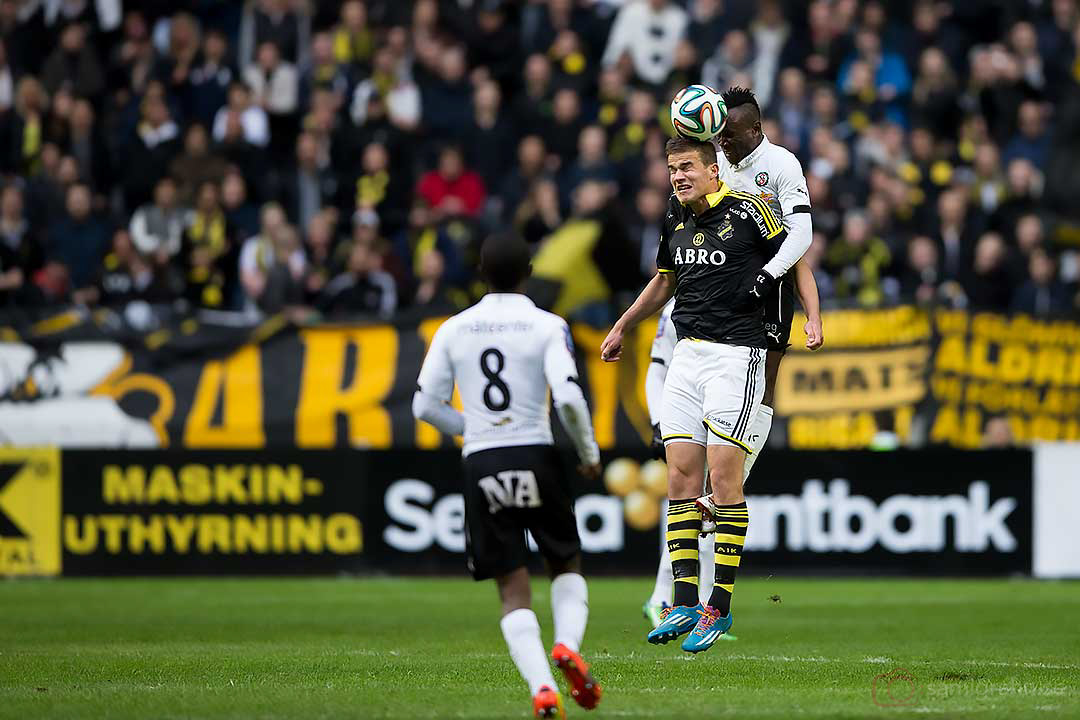 Örebro Samuel Sam Mensah och AIK Eero Markkanen 