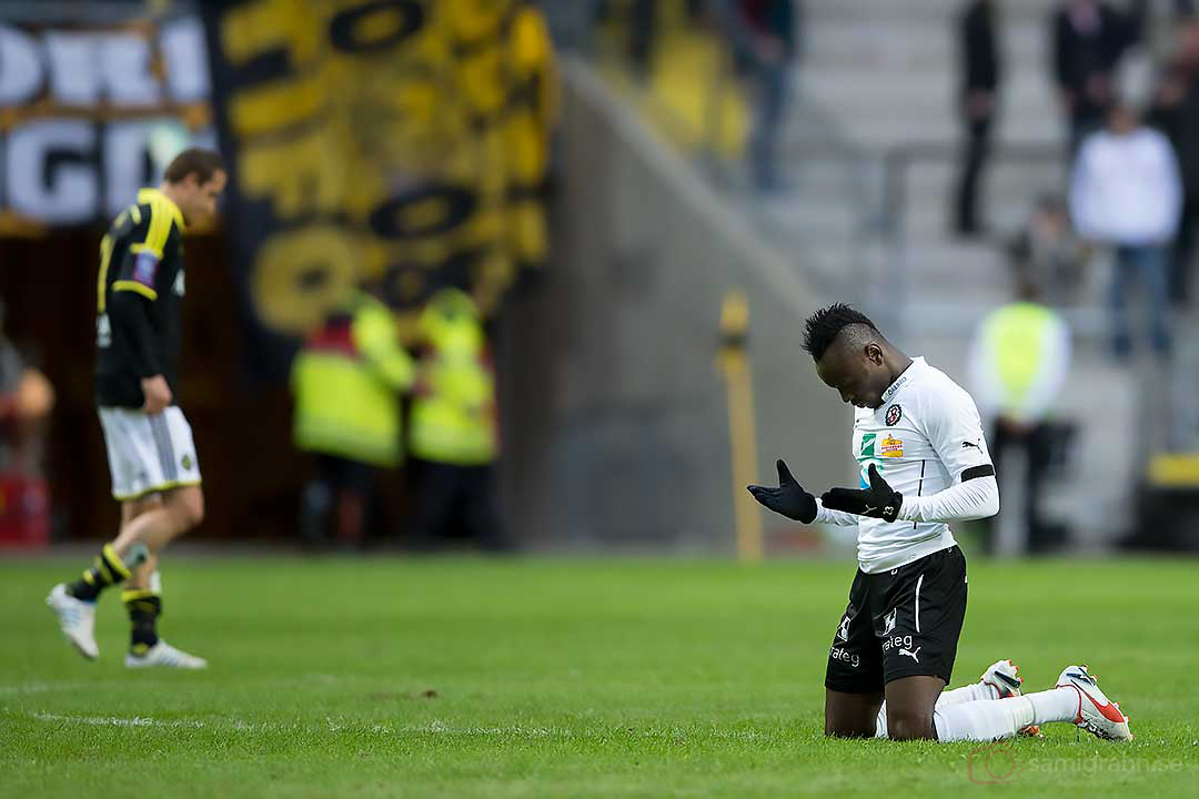 Örebro Samuel Mensah tackar Gud efter matchen , AIK Kenny Pavey hänger med huvudet