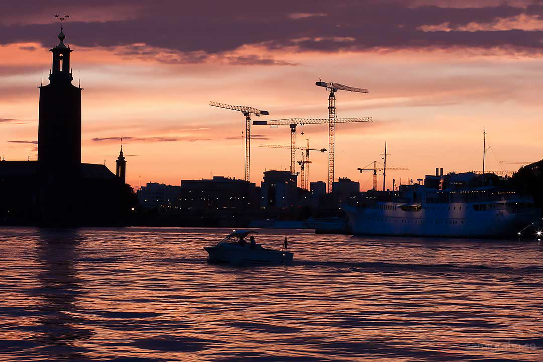 Stadshuset och sovande byggkranar